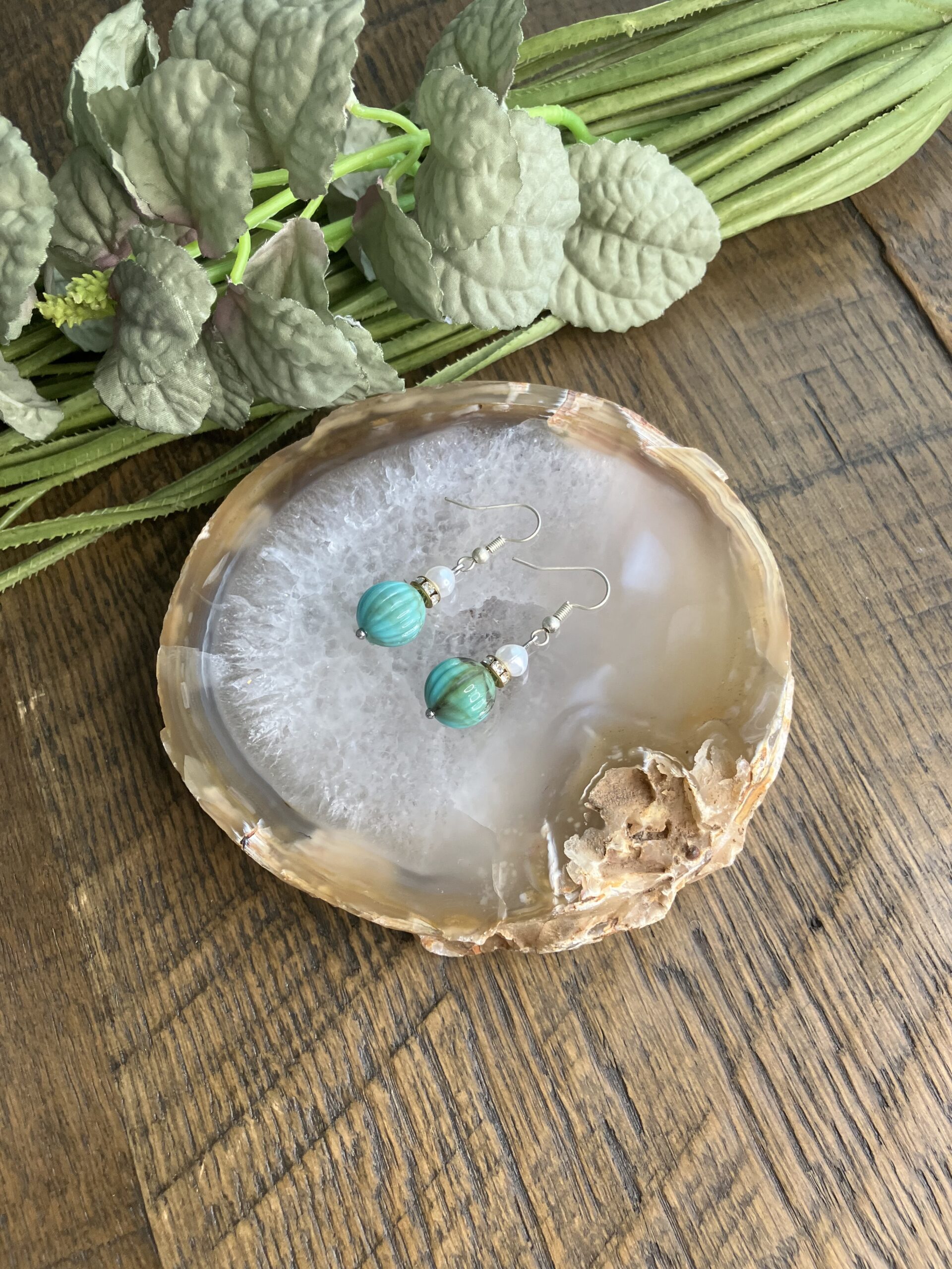 パールビジュー×マットグリーンカラー ドロップピアス｜商品